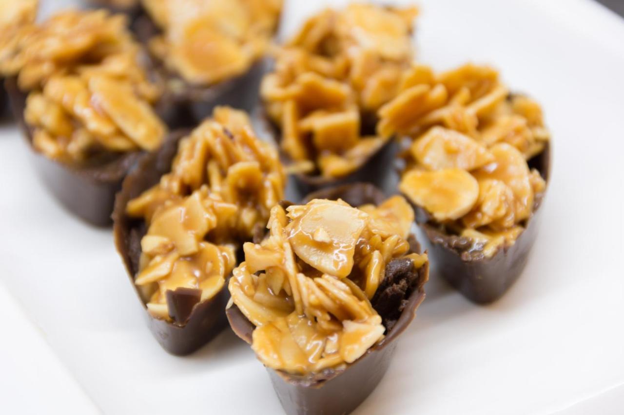 The Act Hotel Σάρτζα Εξωτερικό φωτογραφία Peanut brittle in chocolate