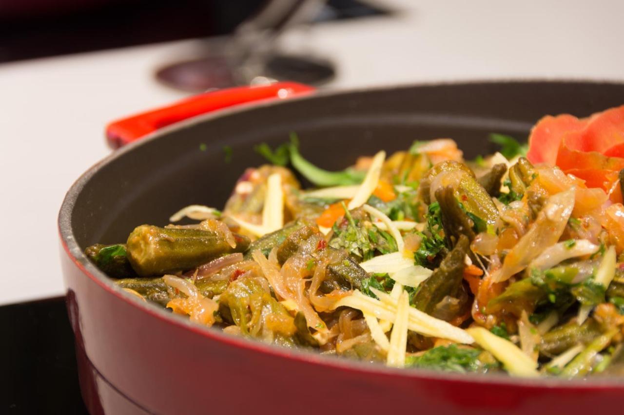 The Act Hotel Σάρτζα Εξωτερικό φωτογραφία Aubergine with garlic and coriander