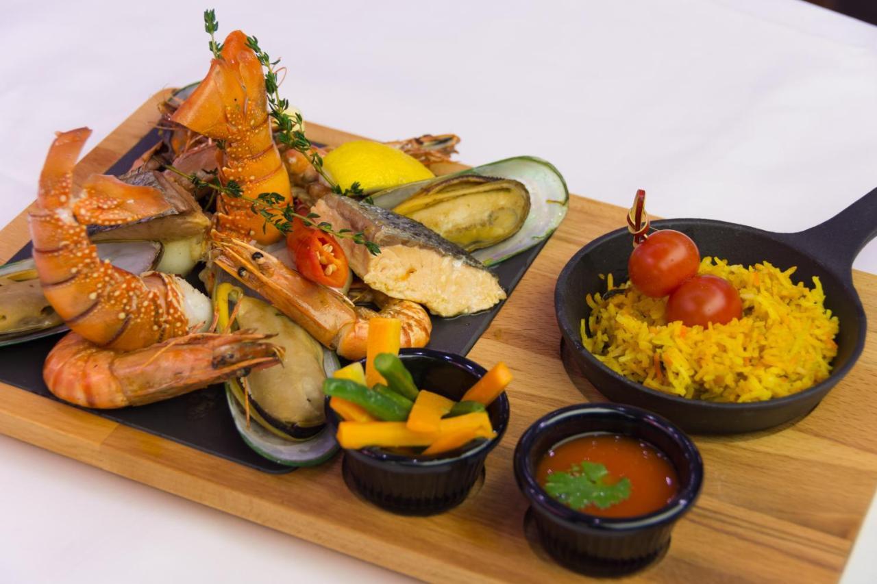 The Act Hotel Σάρτζα Εξωτερικό φωτογραφία Seafood platter