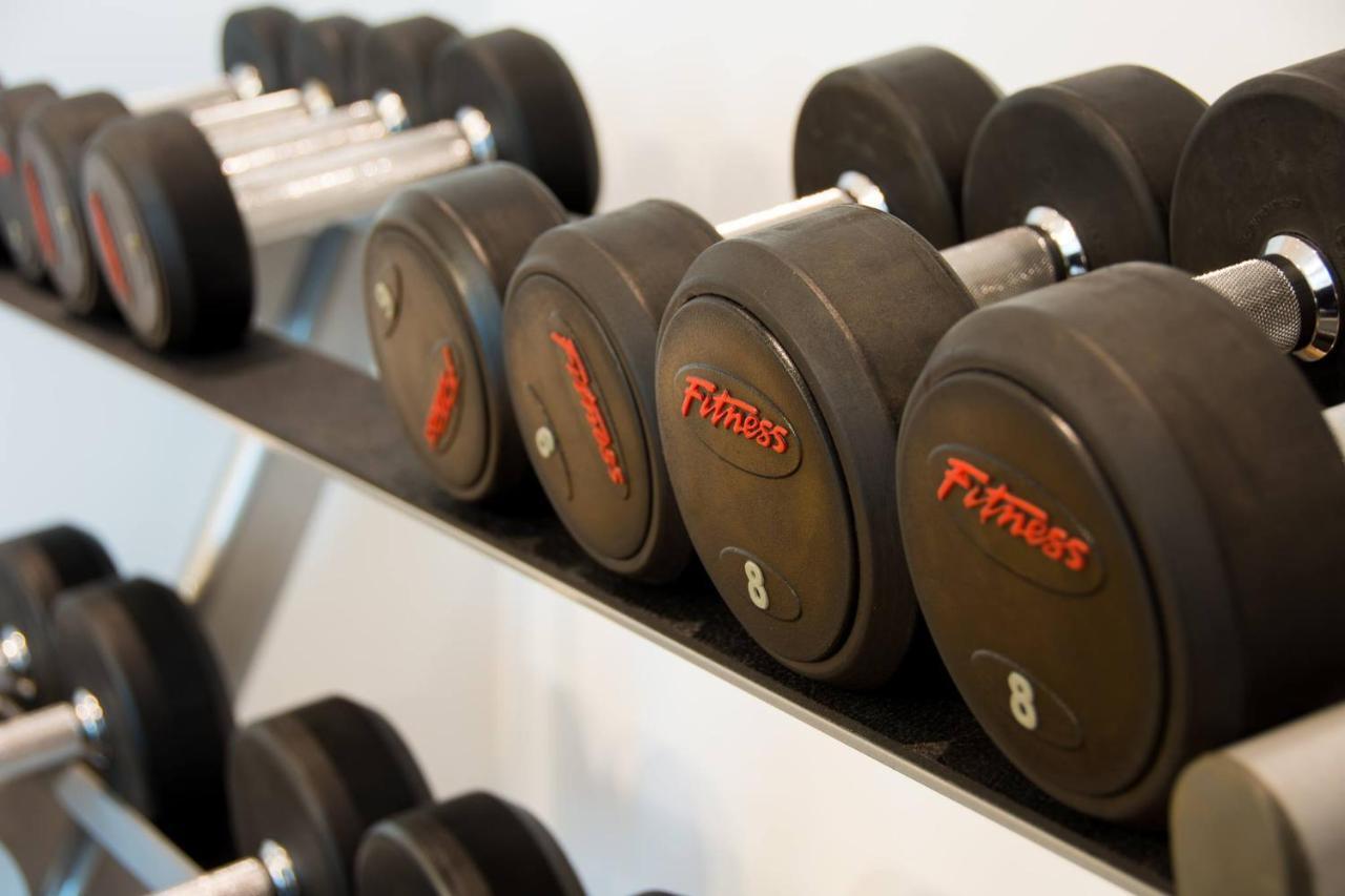 The Act Hotel Σάρτζα Ανέσεις φωτογραφία Dumbbells on a rack