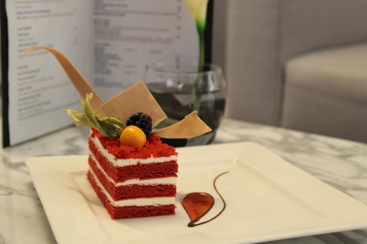 The Act Hotel Σάρτζα Εξωτερικό φωτογραφία A red velvet cake
